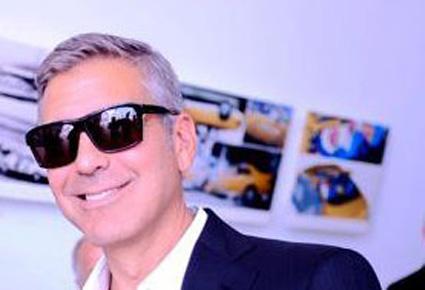 جورج كلوني يتألق بنظارات Jil Sander Sunstyle
